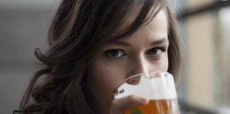 Cerveja ultrapassa o leite como melhor bebida para os ossos das mulheres
