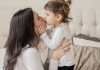 Beijos na boca dos filhos? razões para fazê-lo ou não