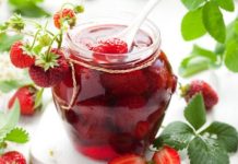 Como cozinhar geleia de morango com frutas inteiras