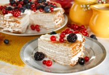 Bolo de panqueca com creme azedo: cozidos de forma simples, mas habilidosa!